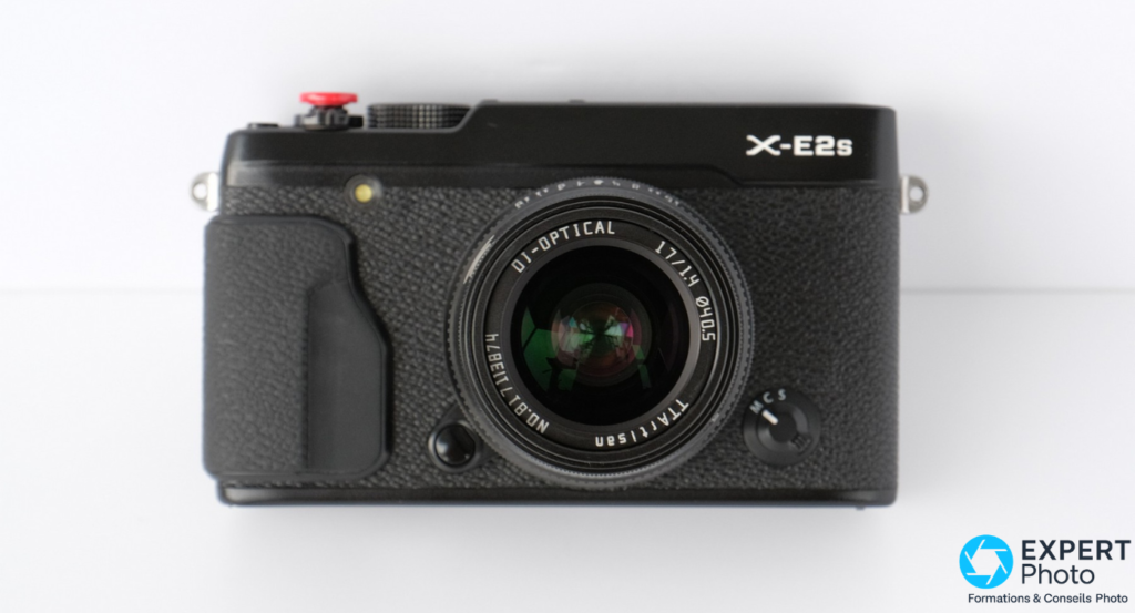 TTArtisan 17mm f/1.4 vu de face sur Fujifilm X-E2s, lentille frontale avec inscriptions OJ-OPTICAL 17/1.4 Ø40.5 et TTArtisan, boîtier X-E2s