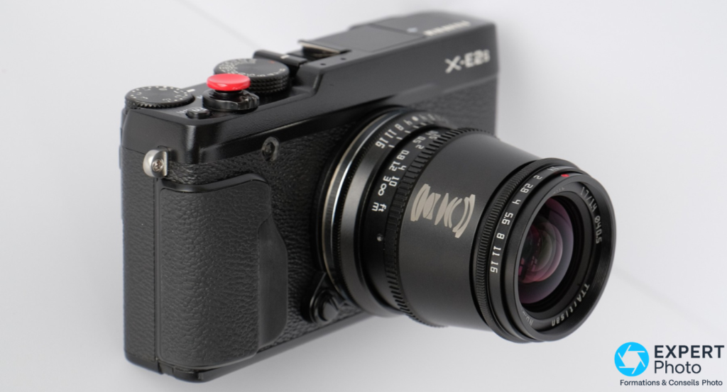 TTArtisan 17mm f/1.4 sur Fujifilm X-E2s, vue 3/4 côté objectif, bagues de MAP et diaphragme, marquage TTArtisan et 17 Ø40.5 lisibles