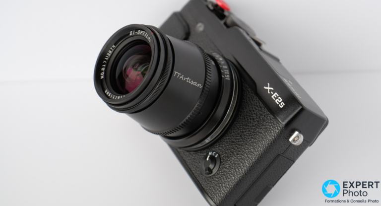 TTArtisan 17mm f/1.4 avis : grand-angle manuel pas cher, bon choix ou compromis ? TTArtisan 17mm f/1.4 noir monté sur Fujifilm X-E2s, vue 3/4 avant inclinée, bague de MAP et inscription TTArtisan visibles