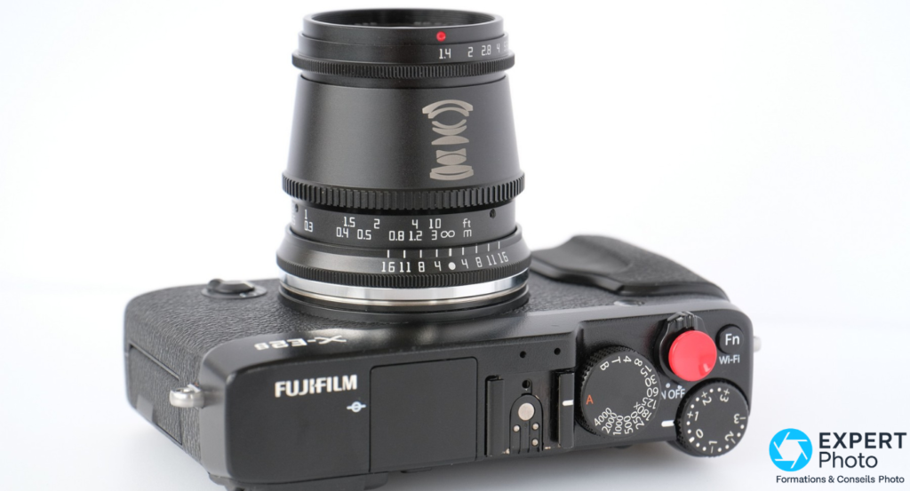 Vue du dessus du TTArtisan 17mm f/1.4 sur Fujifilm X-E2s, bague diaphragme 1.4-16 et bague de MAP en mètres visibles, commandes boîtier apparentes