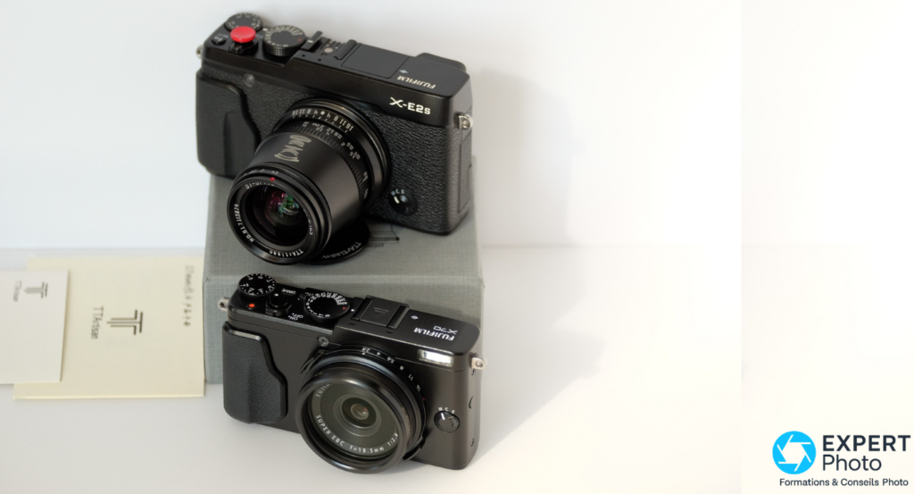 Fujifilm X-E2s avec TTArtisan 17mm f/1.4 posé sur un Fujifilm X70, comparaison de compacité entre les deux boîtiers noirs