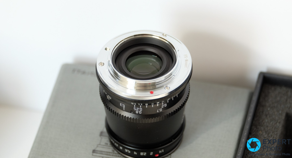 TTArtisan 17mm f/1.4 vu côté monture, bague FX-Mount argentée, lentille arrière verte et point rouge de repère visibles