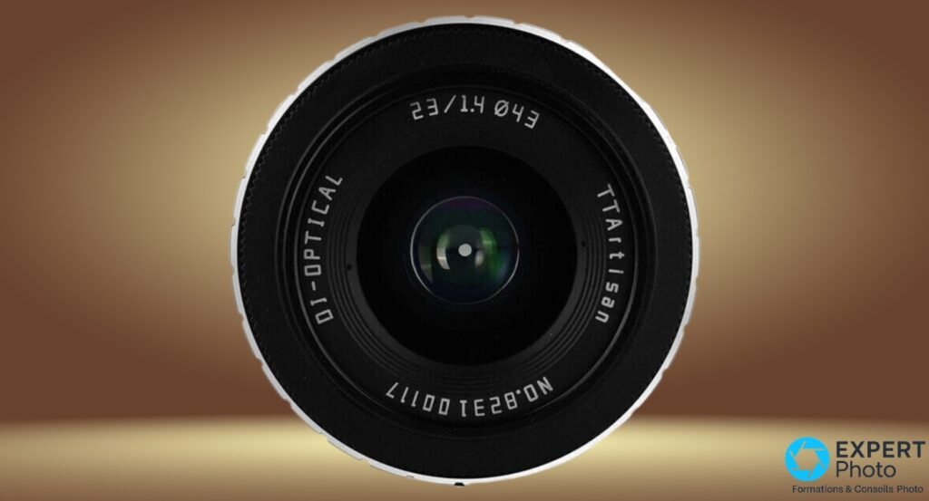  TTArtisan 23mm f/1.4 vue de face, lentille avec reflets verts-bleus multicouche, inscriptions DI-OPTICAL et TTArtisan