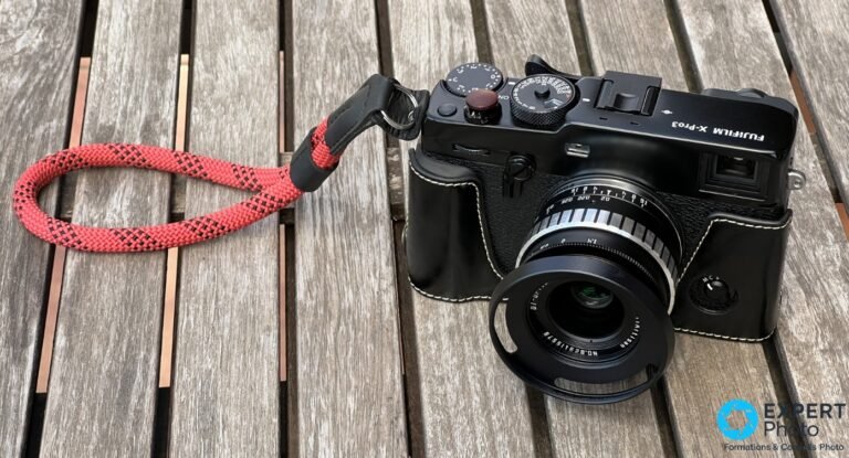 TTArtisan 23mm f/1.4 avec parasoleil monté sur Fujifilm X-Pro3 noir, vue 3/4 arrière, bague MAP visible