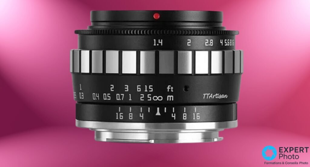 TTArtisan 23mm f/1.4 profil latéral sur fond rose, bague MAP avec graduations de distance et diaphragme f/1.4 à 16