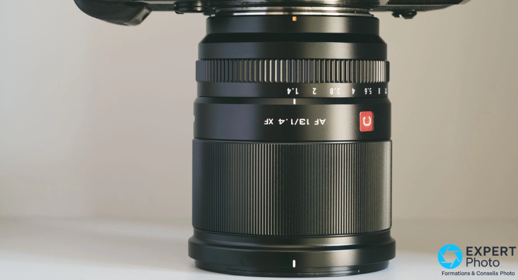 Bague de diaphragme du Viltrox AF 13mm f/1.4 XF graduée de f/1.4 à f/11, bouton rouge C, marquage AF 13/1.4 XF, vue profil bas
