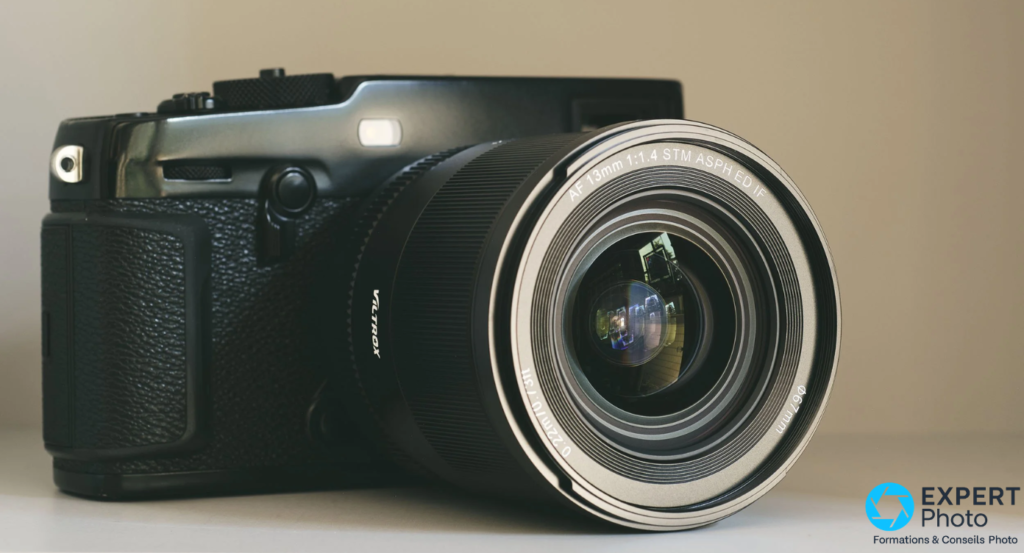 Viltrox AF 13mm f/1.4 XF de face, inscription AF 13mm 1:1.4 STM ASPH ED IF, filtre Ø67mm, sans pare-soleil, monté sur boîtier