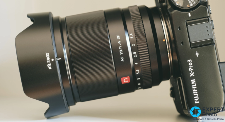 Test Viltrox AF 13mm f/1.4 XF : ultra grand-angle lumineux pour paysage, astro et vlog Fuji Viltrox AF 13mm f/1.4 XF avec pare-soleil sur Fujifilm X-Pro3, profil 3/4, bague de diaphragme et marquage AF 13/1.4 XF visibles