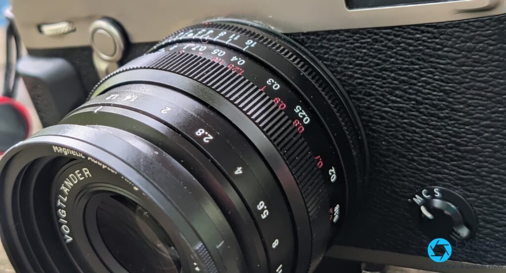 Gros plan sur le barillet du Voigtländer Nokton 23mm f/1.2 avec bague de MAP graduée, valeurs de distance et diaphragme f/1.2 lisibles