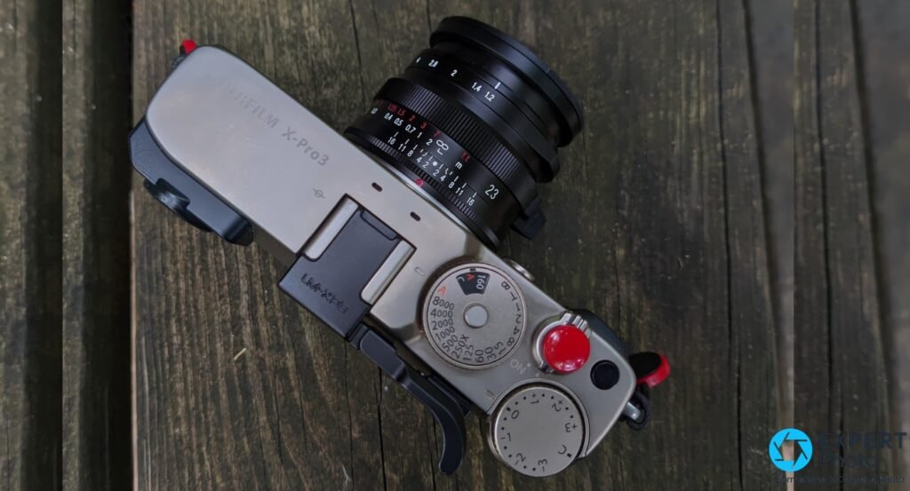 Fujifilm X-Pro3 vu de dessus avec Voigtländer Nokton 23mm f/1.2 monté, bague de MAP et graduations de diaphragme f/1.2 visibles
