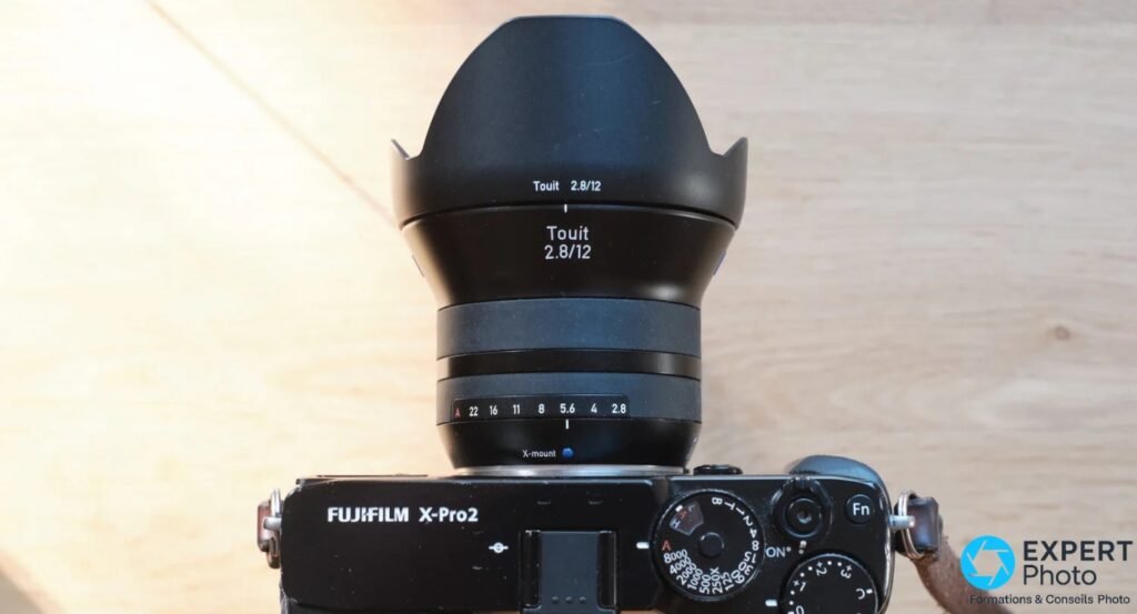 Zeiss Touit 2.8/12 sur Fujifilm X-Pro2, vue dessus, bague de diaphragme A-22-16-11-8-5,6-4-2,8, pare-soleil monté