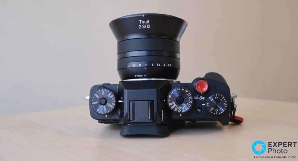 Zeiss Touit 2.8/12 sur Fujifilm, vue dessus, bague X-mount, diaphragme A-22-16-11-8-5,6-4-2,8, bouton rouge