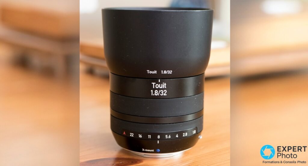 Zeiss Touit 1.8/32 monture X-mount, vue frontale, bague d'ouverture graduée de f/1.8 à f/22 et marquage A (auto) lisible